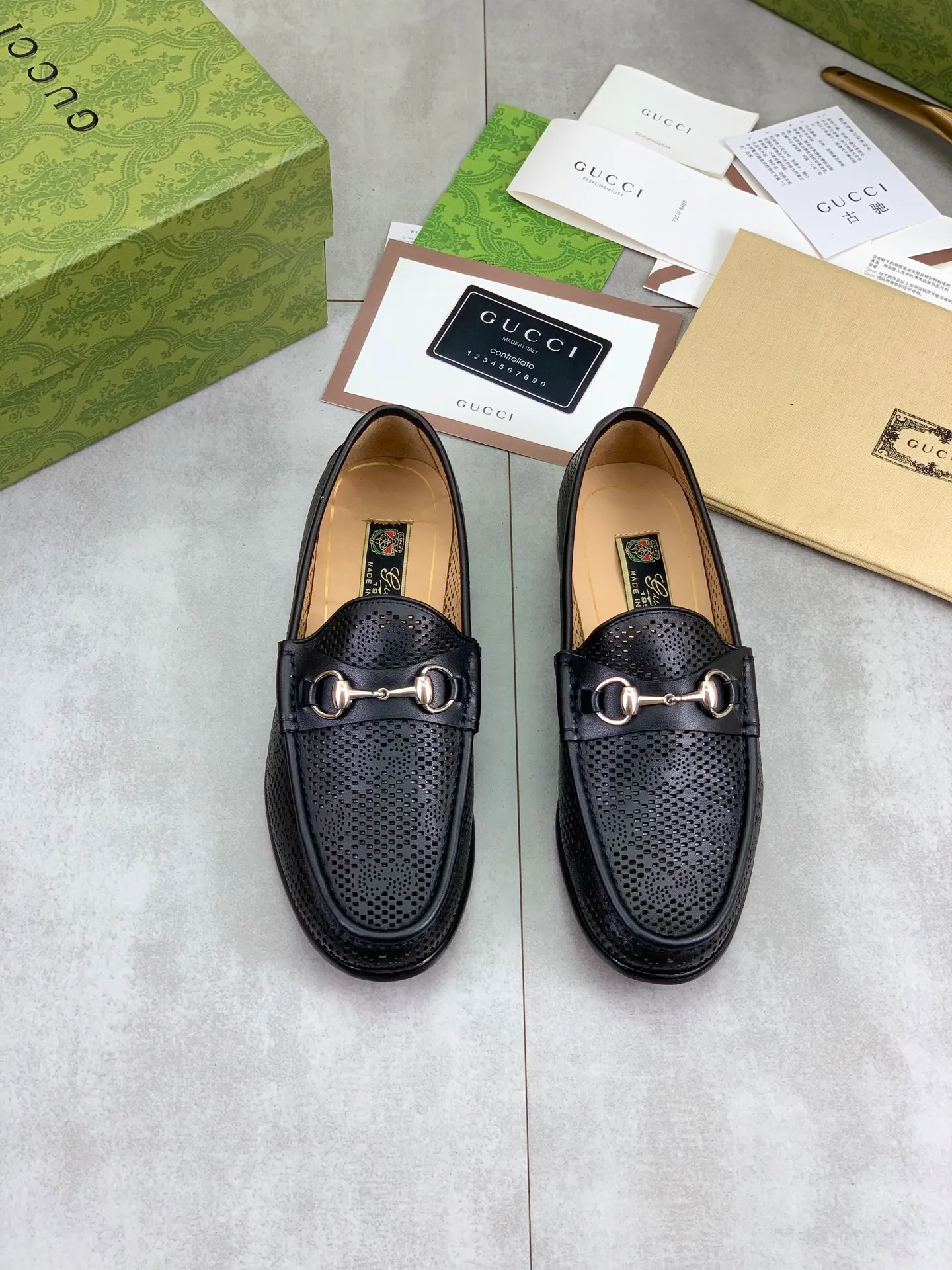 Factory price P980💰💎💎💎Top version (original high-grade genuine leather outsole) Full upper and inner lining cowhide punching design (summer essential) Brand: [GUCCi] Gucci's new business formal casual leather shoes Standard code: Men's size 39–44 (38 45 46 needs to be customized) Grade: Same as the official website Original quality Material: Original calfskin Water-dyed cowhide lining Original genuine leather outsole Style categories: Men's fashion Formal casual leather shoes Slip-on men's shoes series Young fashion European and American trends British style Casual matching Comfortable feet Color: 3️⃣ colors available Actual pictures